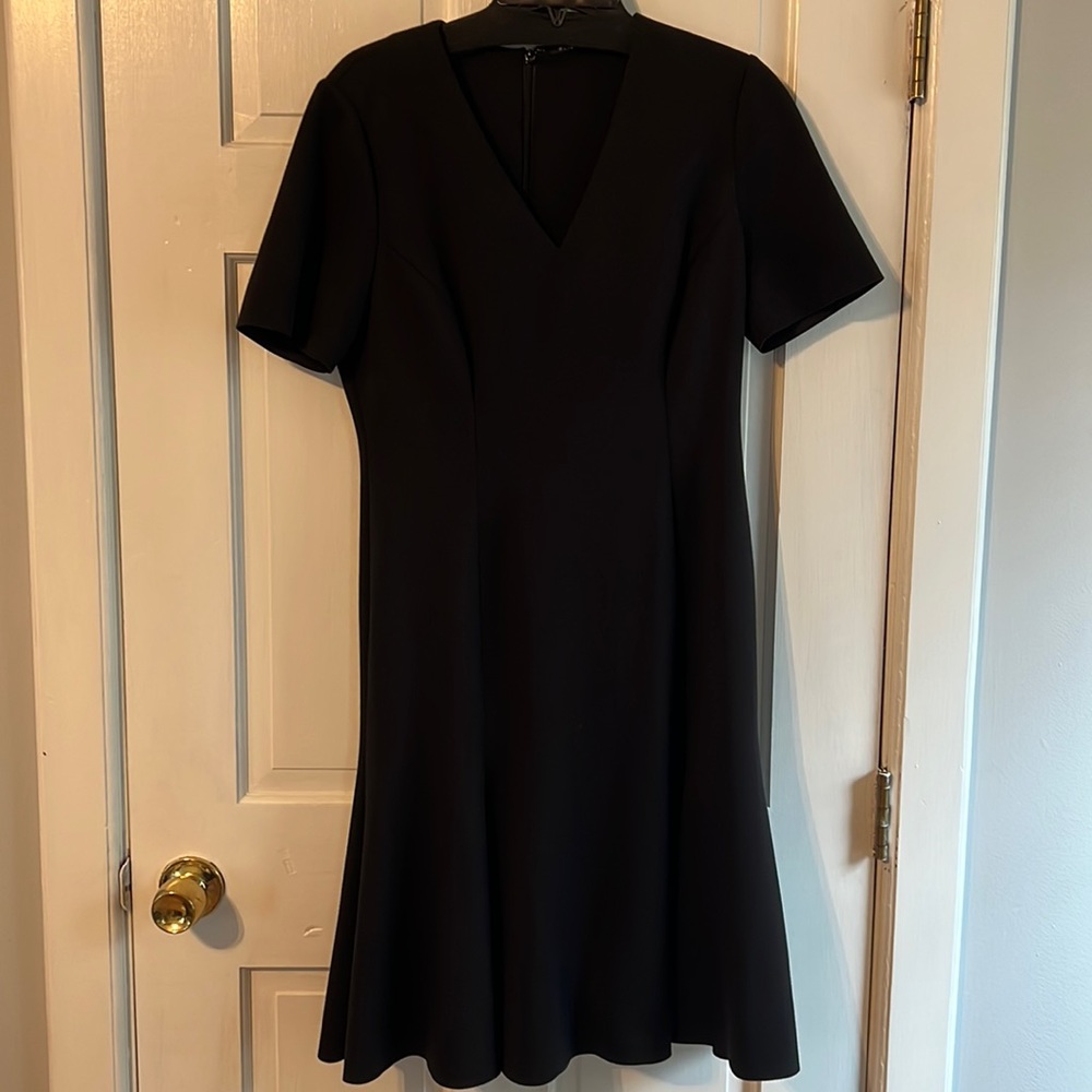 Elie Tahari Black V-Neck Short Sleeve A-Line Midi Dress